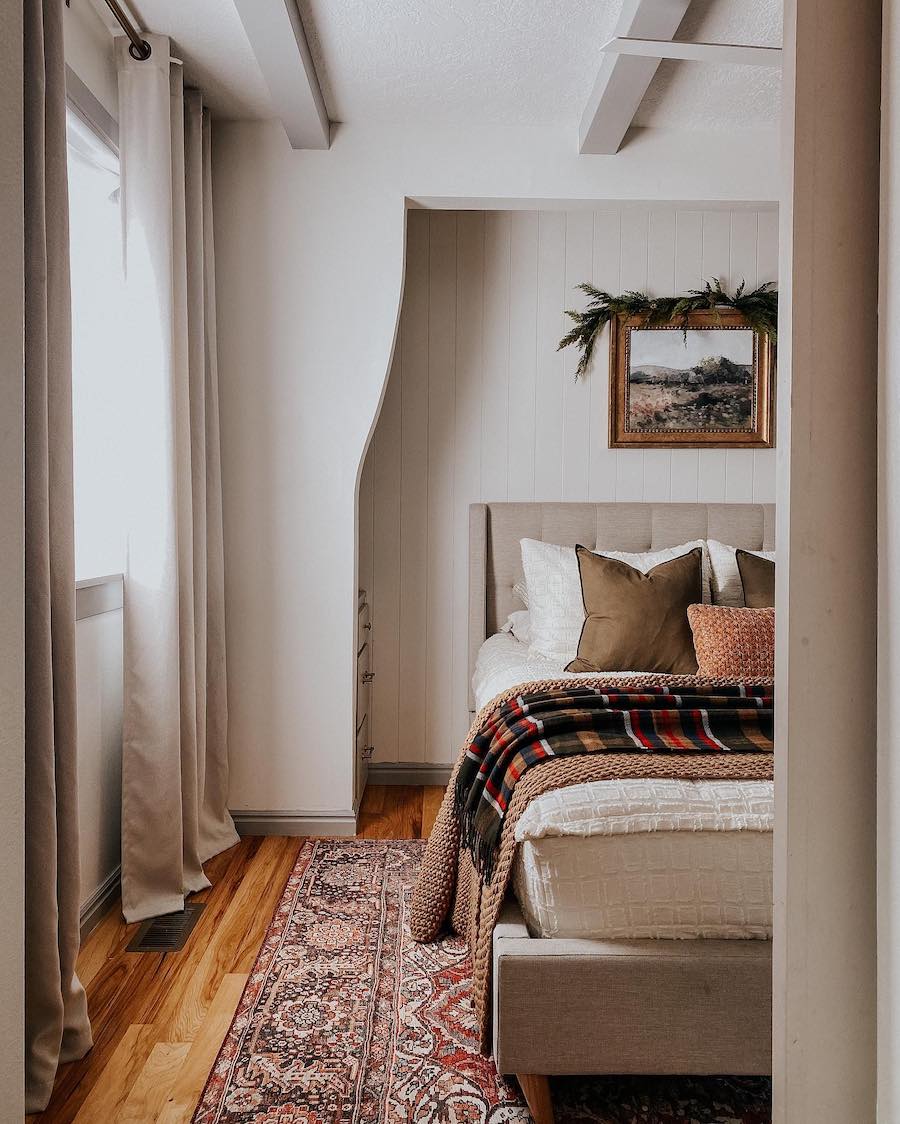 a bedroom with classic and simple christmas decor